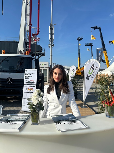 Hostess beim Outdoor Messjob