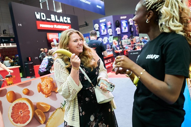 Hostess im Gespräch mit einer Besucherin auf der Messe