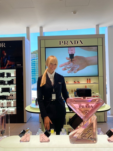 PLATZHALTER: Model-Hostess bei Produktpräsentation
