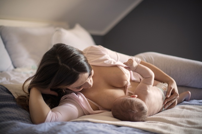 Damen Model stillt Kind