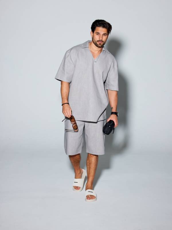 männliches Model mit Accessoires