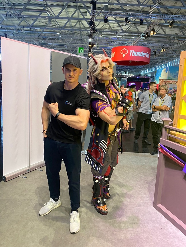 Host und Cosplayer auf Messe