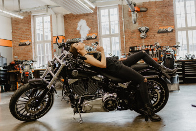 Model auf Motorrad mit Vaporizer