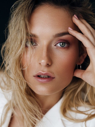 Hostess Alena K.