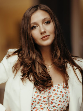 Hostess Leonie R.