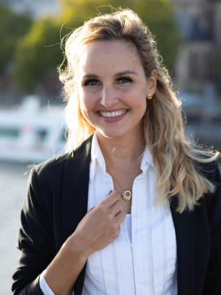 Hostess Cara S.
