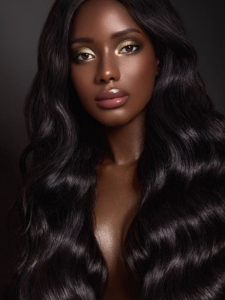 Hostess Aminata S.