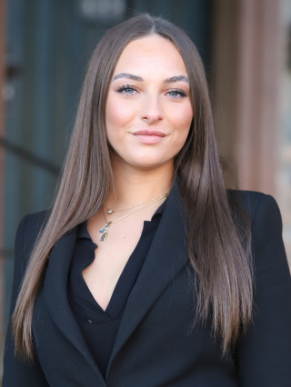 Hostess Nele M.