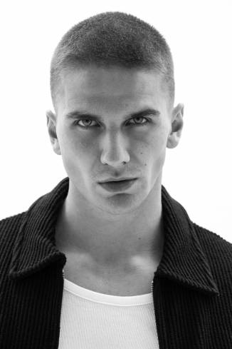 Model Tim Christopher B.