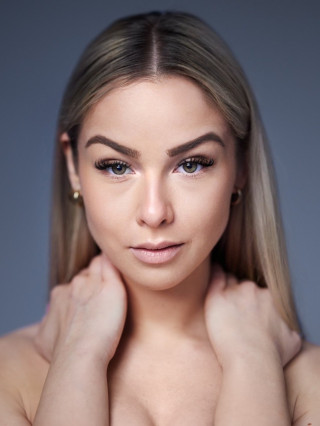 Hostess Lina S.