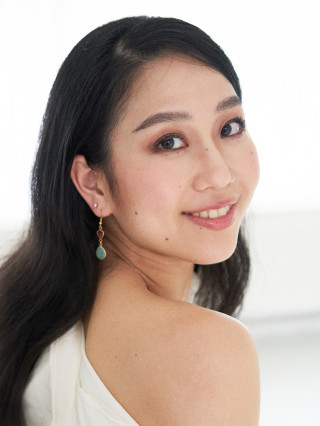 Hostess Mai F.