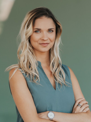 Hostess Lena S.
