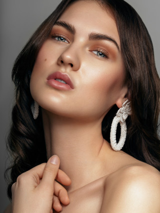 Hostess Bianca E.