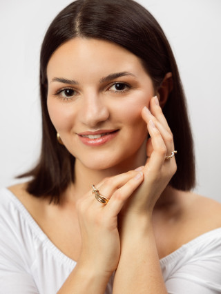 Hostess Julia Ö.