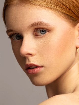 Hostess Nele R.