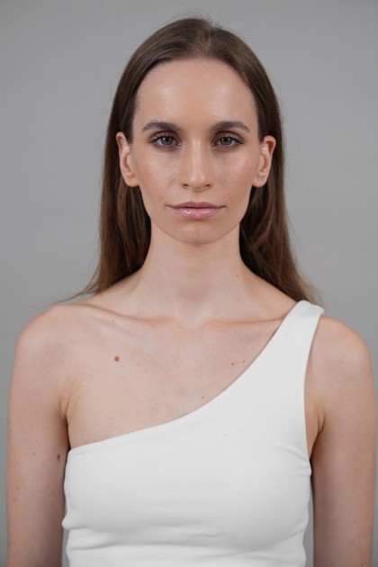 Model Mara B.