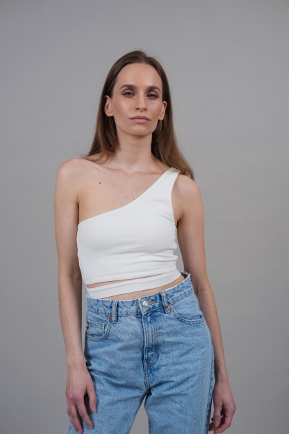 Model Mara B.