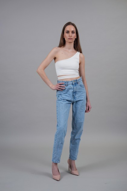 Model Mara B.