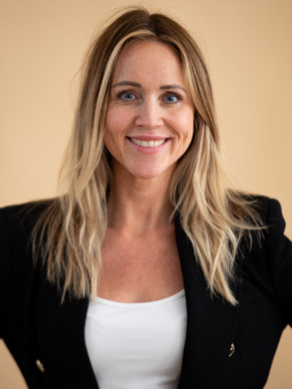 Hostess Carina R.