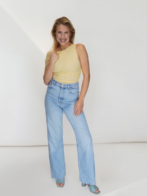 Model Esmay J.