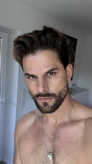 Model Yves-Len U.