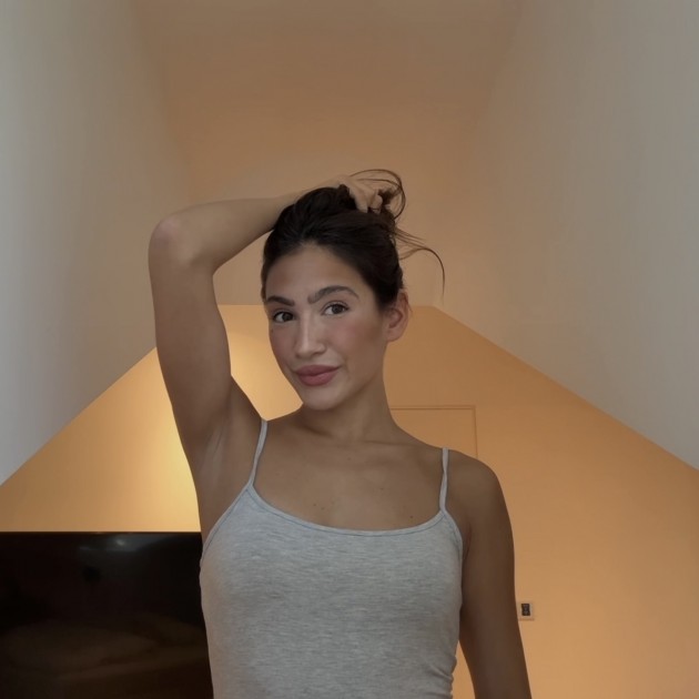Model Vivian S.