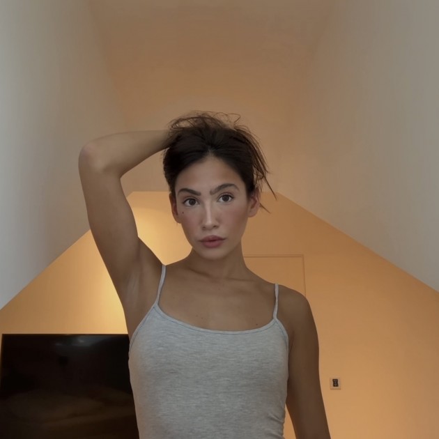 Model Vivian S.