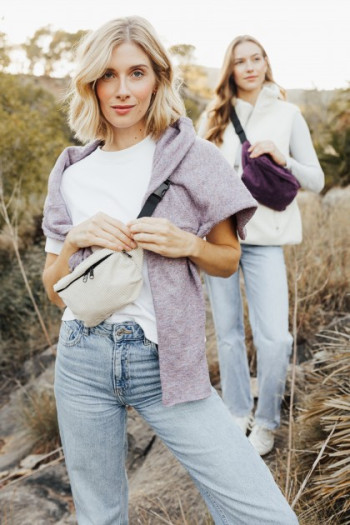 Model mit Handsfree Tasche