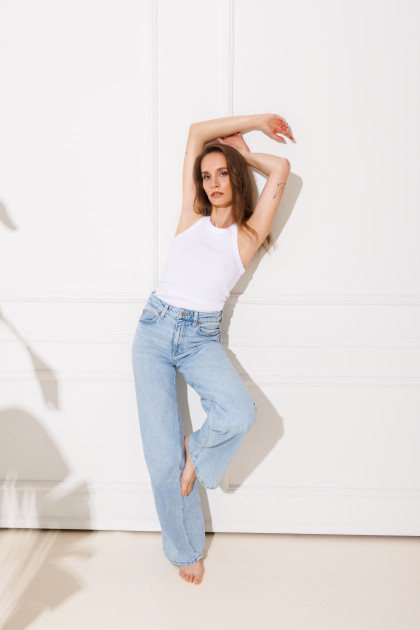 Model Mara B.