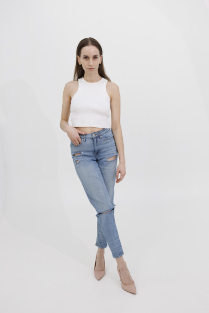 Model Mara B.