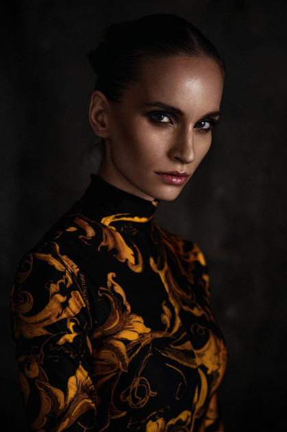 Model Mara B.