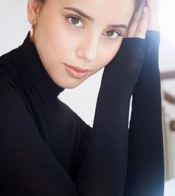 Model Zelal S.
