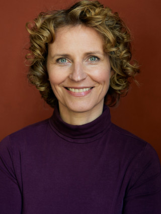 Moderatorin Elke J.