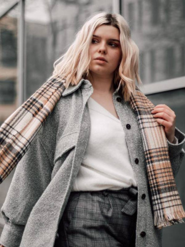Curvy Model in stylischem Outfit